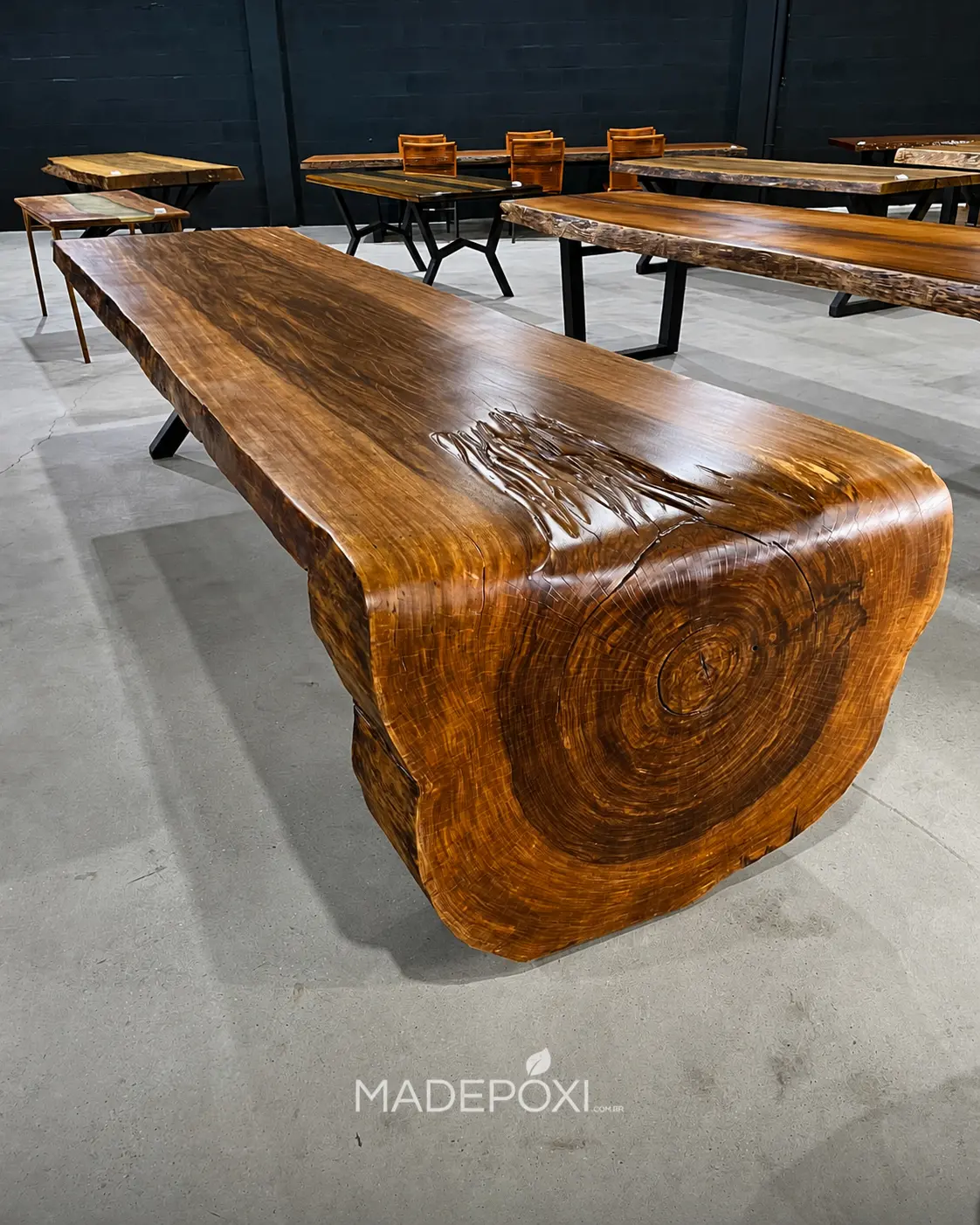 Mesa maciça cascata de mirindiba vista em perspectiva no showroom da Madepoxi