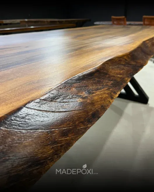 Detalhe da borda natural preservada no tampo de madeira maciça